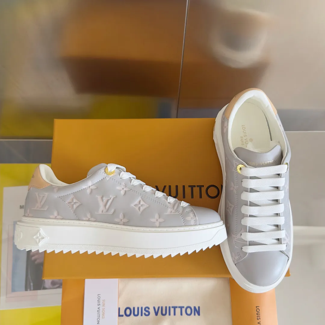 👟👟Ex-factory price 740👟👟 Top version LV Louis Vuitton L House Donkey Brand Stadium Series Casual Sports Shoes White Shoes Dexun Shoes Original purchase, development and production LV Stadium sports shoes are soft cow leather partially embossed with Monogram patterns, reproducing the retro design trend. Monogram canvas trim and toe perforations bring together exquisite details, the tongue is decorated with LV letter label, and the outsole depicts the Louis Vuitton logo. Exquisitely packaged at the delivery counter🛍📦 ▪️ Fabric: Original imported first-layer cowhide ▪️ Lining: Original imported soft sheepskin lining ▪️ Sole: Original open-molded non-slip rubber outsole ▪️ Bottom thickness: 3CM ▪️ Size: Women's 35-41